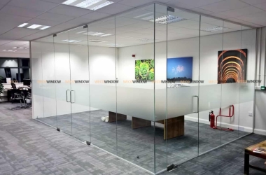 Thi công vách kính văn phòng Long An – Phúc Hưng Windows