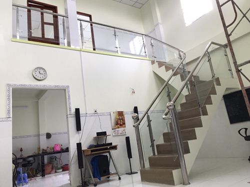 lan can cầu thang kính inox