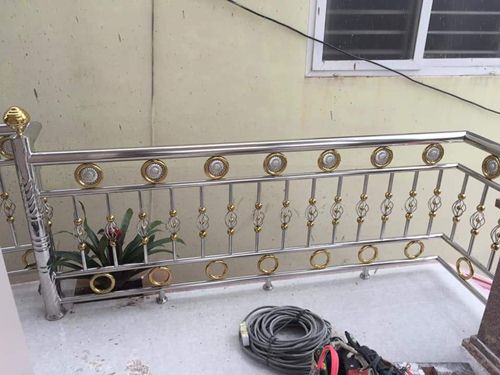 lan can ban công inox đẹp
