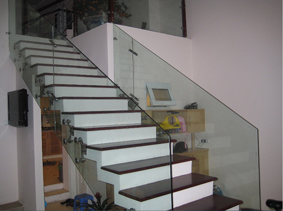 lan can cầu thang kính inox