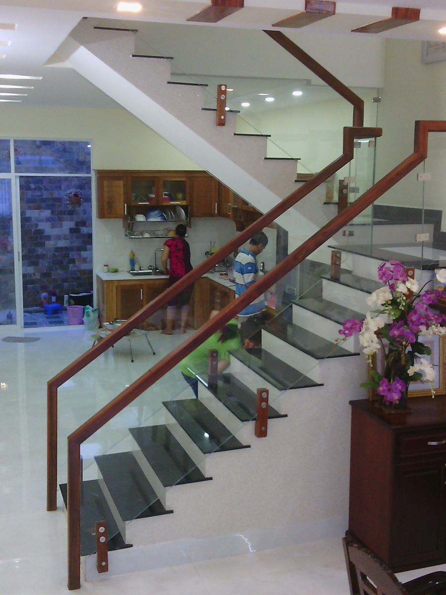 lan can cầu thang kính inox