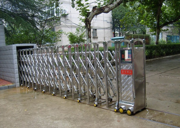 thi công cửa cổng xếp tại Long An