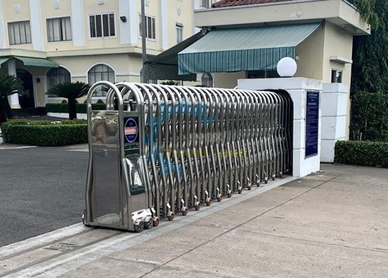 thi công cửa cổng xếp tại Long An