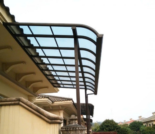 Mái nhựa ngoài trời giá rẻ