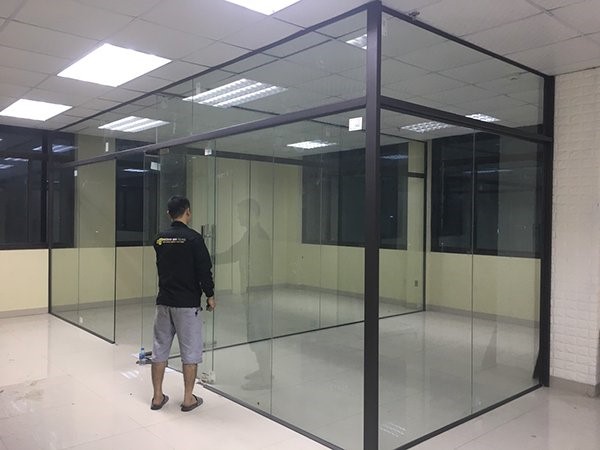 lắp đặt vách kính cường lực