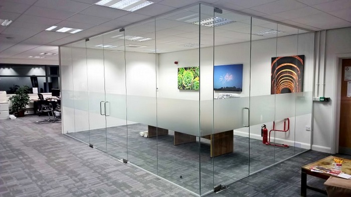 Đặc điểm nổi bật của vách kính cường lực